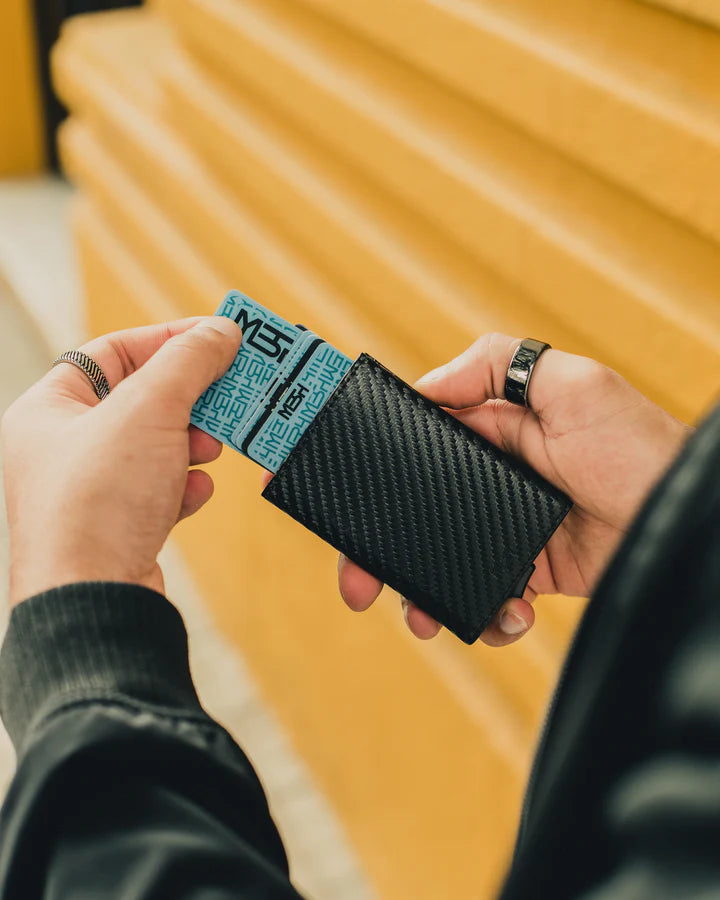 Tarjetero Deluxe Negro – Fibra de carbono: Elegante, Compacta y Protección Inteligente