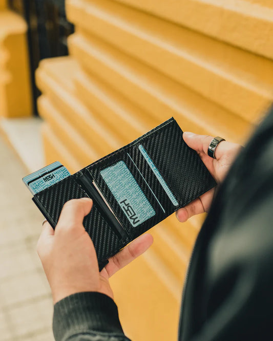 Tarjetero Deluxe Negro – Fibra de carbono: Elegante, Compacta y Protección Inteligente