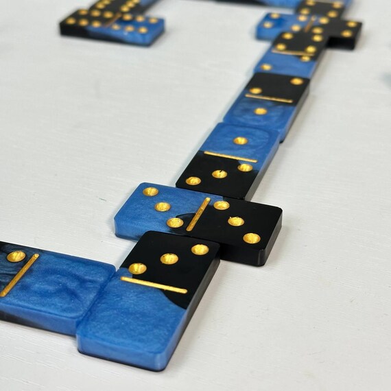 "Haz Único Cada Juego: Dominós en Resina Hechos a Mano Personalizado"