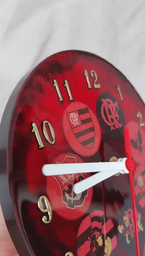 "Diseña tu reloj de pared en resina, único y hecho para tu hogar."